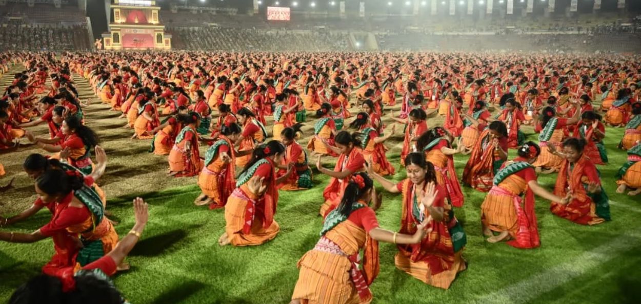 बागुम्रुबा नृत्य सादर करताना मुले 