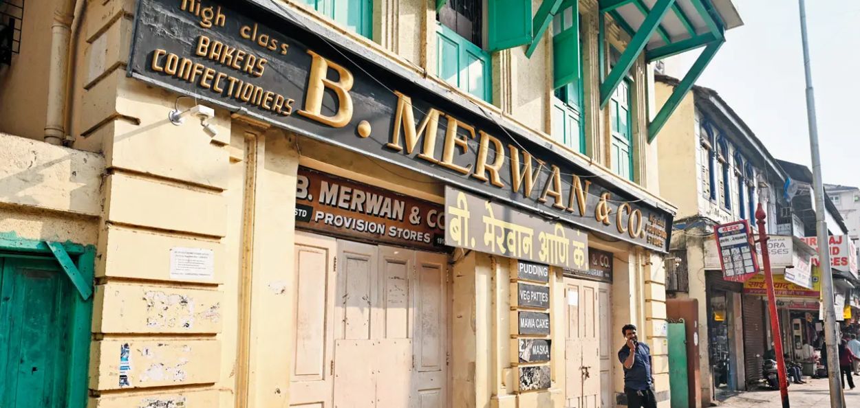 ग्रँट रोड रेल्वे स्थानकाच्या पूर्वेला दिमाखात उभे असलेले इराणी कॅफे 'बी. मेरवान अँड कंपनी'