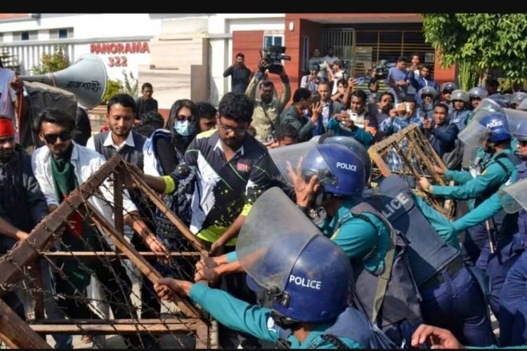 गलादेशमध्ये भारतीय उच्चायुक्तालयाबाहेर सातत्याने निदर्शनं होत आहेत.