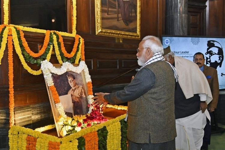 नेताजी सुभाषचंद्र बोस यांच्या प्रतिमेला अभिवादन करताना पंतप्रधान मोदी 