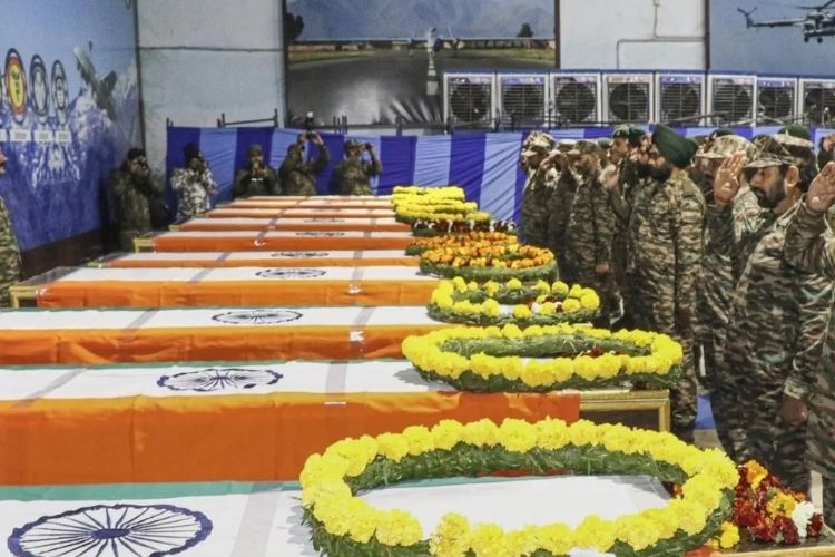  वरिष्ठ लष्करी आणि पोलीस अधिकाऱ्यांनी शहीदांना मानवंदना दिली