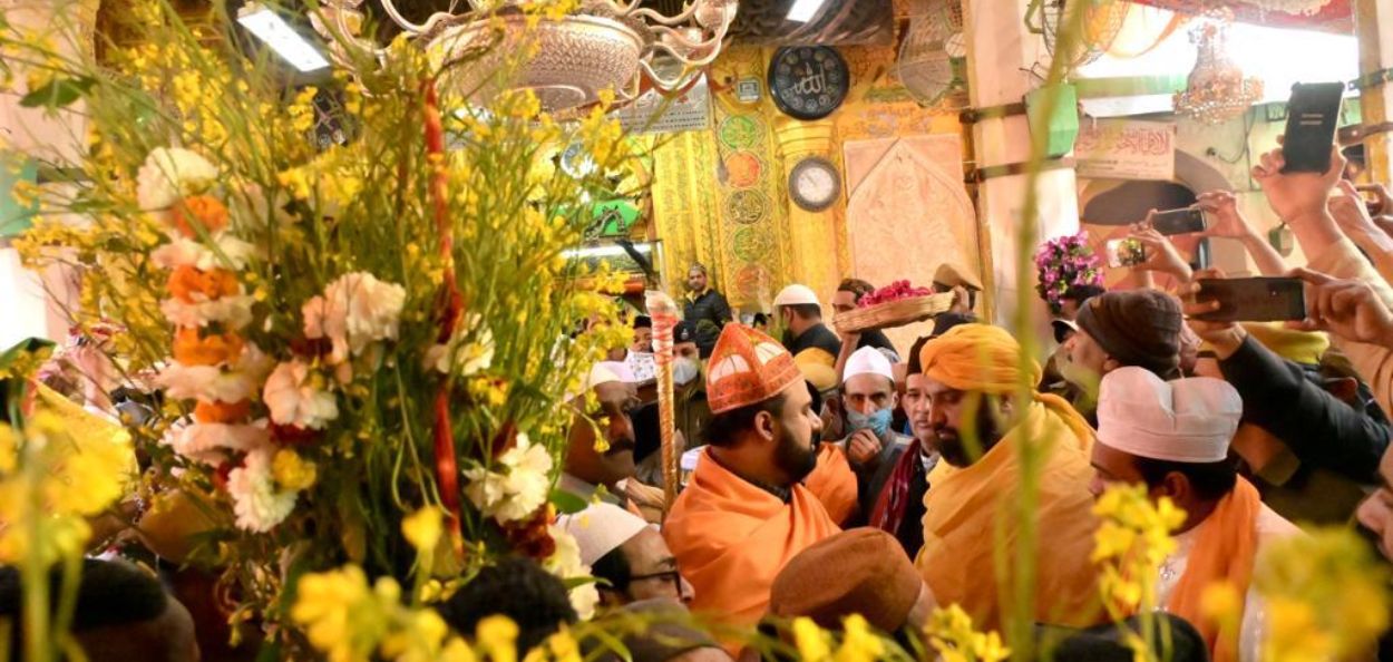 अजमेर शरीफमध्ये बसंत उत्सवाने झाले गंगा-जमुनी संस्कृतीचे दर्शन