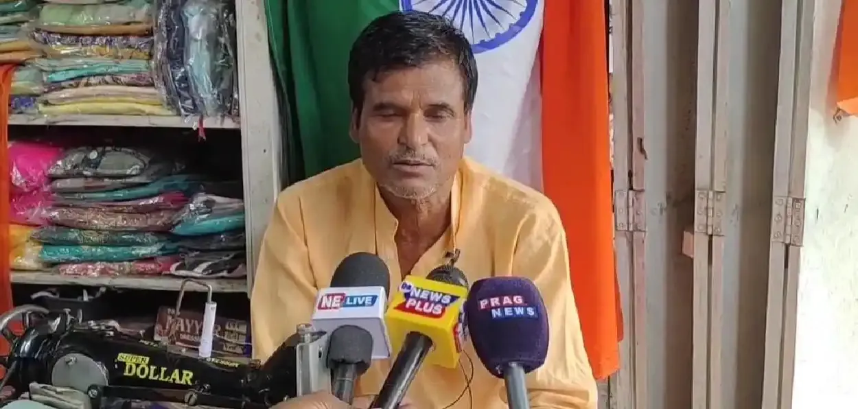 आसामचे शिंपी पियार अली माध्यमांशी संवाद साधताना