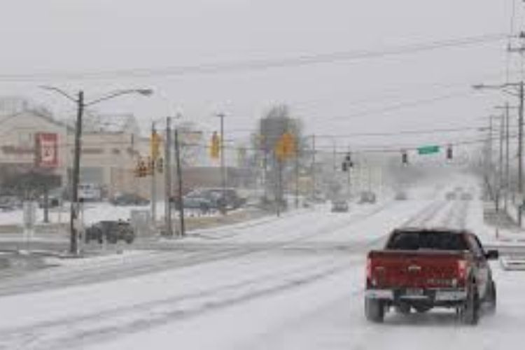 अमेरिकेत भीषण हिमवादळाचा तडाखा; १३,००० विमान उड्डाणे रद्द, कोट्यवधी नागरिक अंधारात