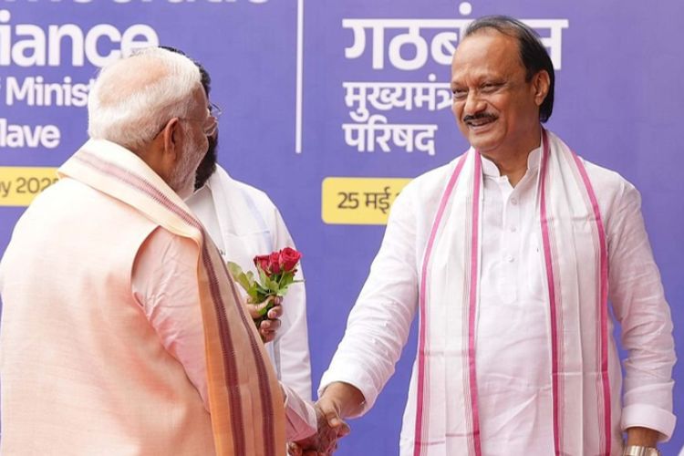 पंतप्रधान नरेंद्र मोदी यांच्यासमवेत महाराष्ट्राचे उपमुख्यमंत्री अजित पवार