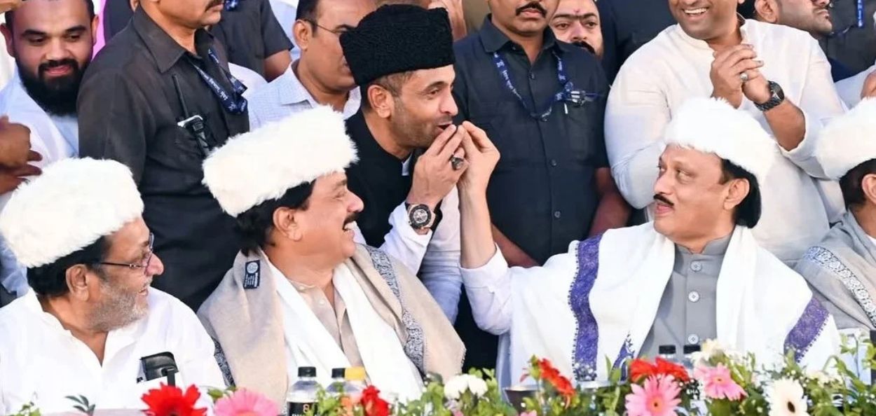महाराष्ट्राचे उपमुख्यमंत्री आणि राष्ट्रवादी काँग्रेसचे दिग्गज नेते अजित पवार यांच्यासमवेत मुस्लीम नेते 
