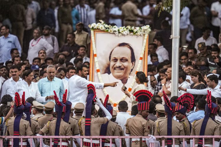 महाराष्ट्राचे उपमुख्यमंत्री आणि राष्ट्रवादी काँग्रेसचे नेते अजित पवार यांना अखेरचा निरोप देण्यासाठी बारामती येथे लोकांची गर्दी 