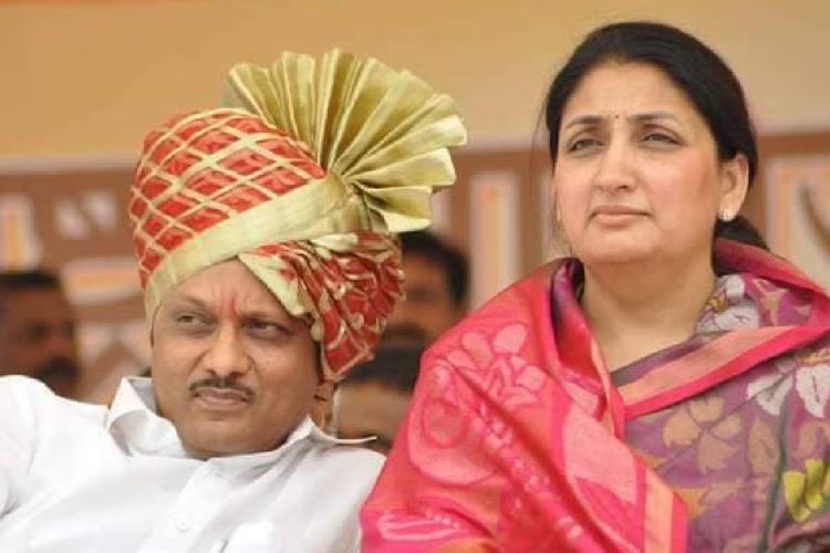 दिवंगत नेते अजित पवार आणि त्यांच्या पत्नी सुनेत्रा पवार 