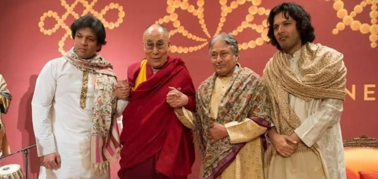 डावीकडून उस्ताद अमान अली बंगाश, आध्यात्मिक धर्मगुरू म्हणून दलाई लामा, उस्ताद अमजद अली खान, उस्ताद अयान अली बंगाश 