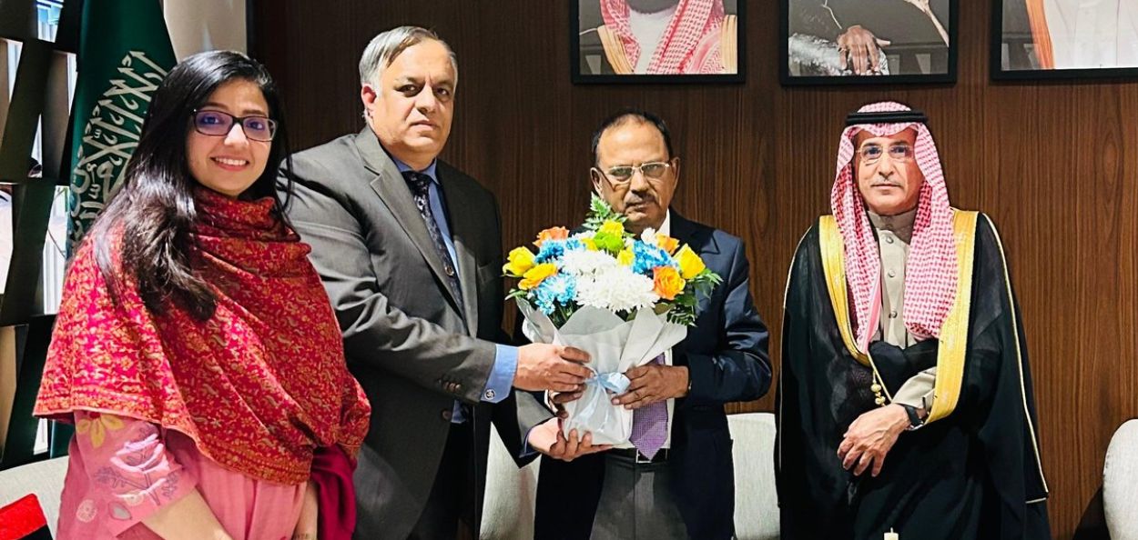 भारताचे राष्ट्रीय सुरक्षा सल्लागार अजित डोवाल यांचे सौदी अरेबियातील विमानतळावर स्वागत करताना राजदूत डॉ. सुहेल एजाज खान आणि परराष्ट्र व्यवहार मंत्रालयाचे उपमंत्री राजदूत डॉ. सौद अल-साती 