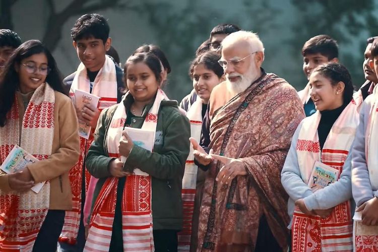 विद्यार्थ्यांशी संवाद साधताना पंतप्रधान नरेंद्र मोदी 