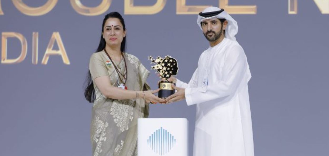 दुबईचे क्राउन प्रिन्स शेख हमदान बिन मोहम्मद बिन रशीद अल मक्तूम यांच्या हस्ते सन्मान स्विकारताना शिक्षणतज्ज्ञ रूबल नागी