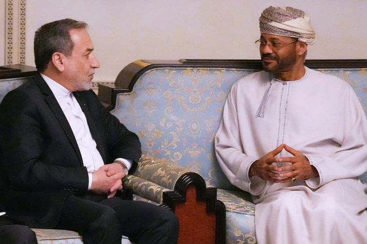 अमेरिकेच्या सेंट्रल कमांडचे प्रमुख नौदल ॲडमिरल ब्रॅड कूपर यांच्यासमवेत इराणचे परराष्ट्र मंत्री अब्बास अरागची