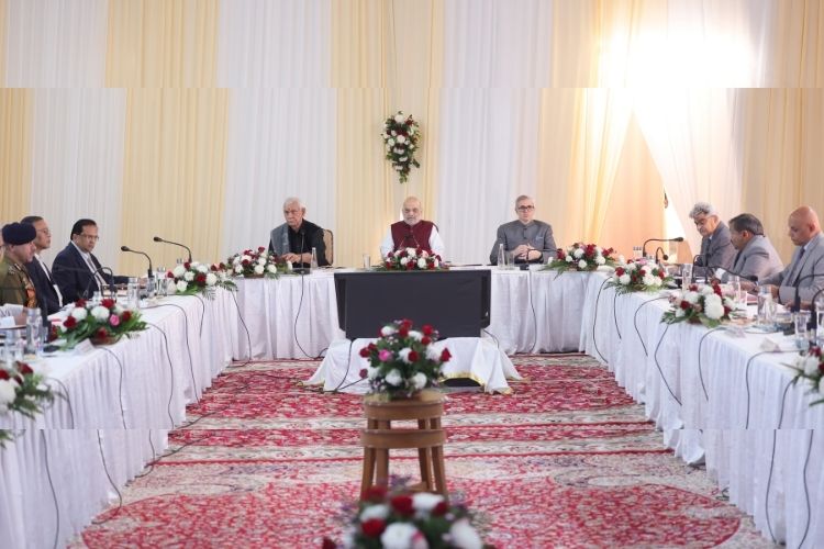 बैठकीत सहभागी मान्यवर आणि अधिकारी 