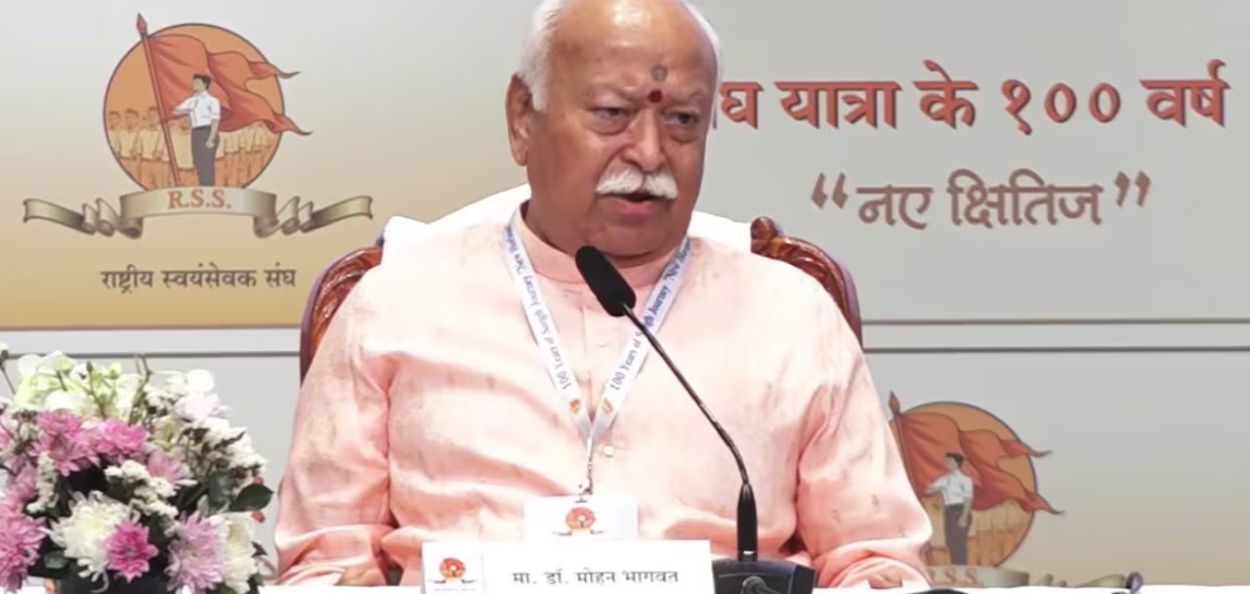 '१०० इयर्स ऑफ संघ जर्नी - न्यू होरायझन्स' या व्याख्यानमालेत बोलताना मोहन भागवत 