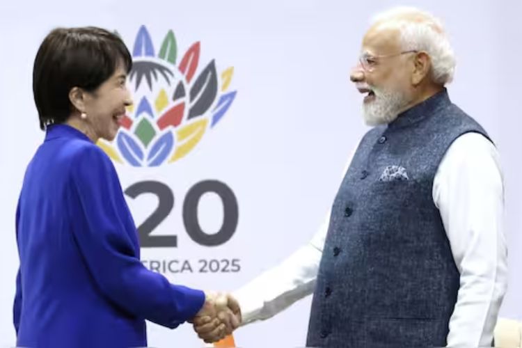 पंतप्रधान नरेंद्र मोदी यांच्यासमवेत जपानी पंतप्रधान सानाई टाकाची