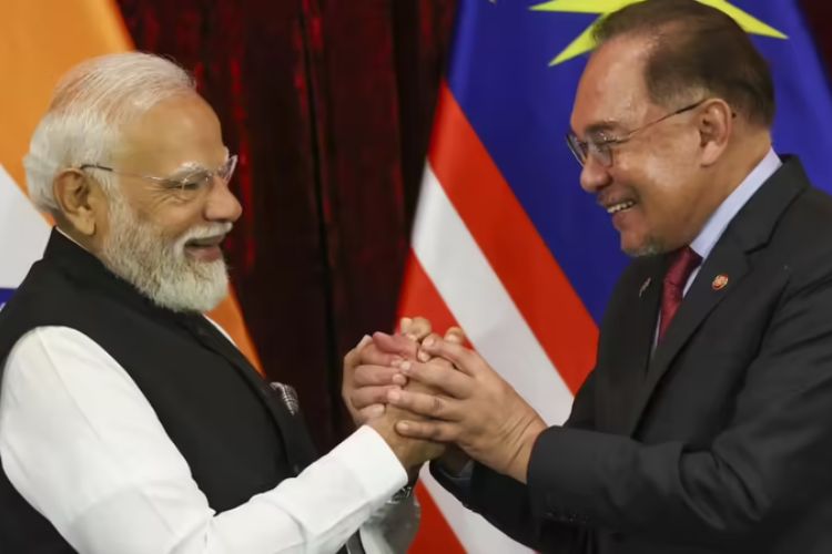 पंतप्रधान नरेंद्र मोदी यांच्यासमवेत मलेशियाचे पंतप्रधान अन्वर इब्राहिम
