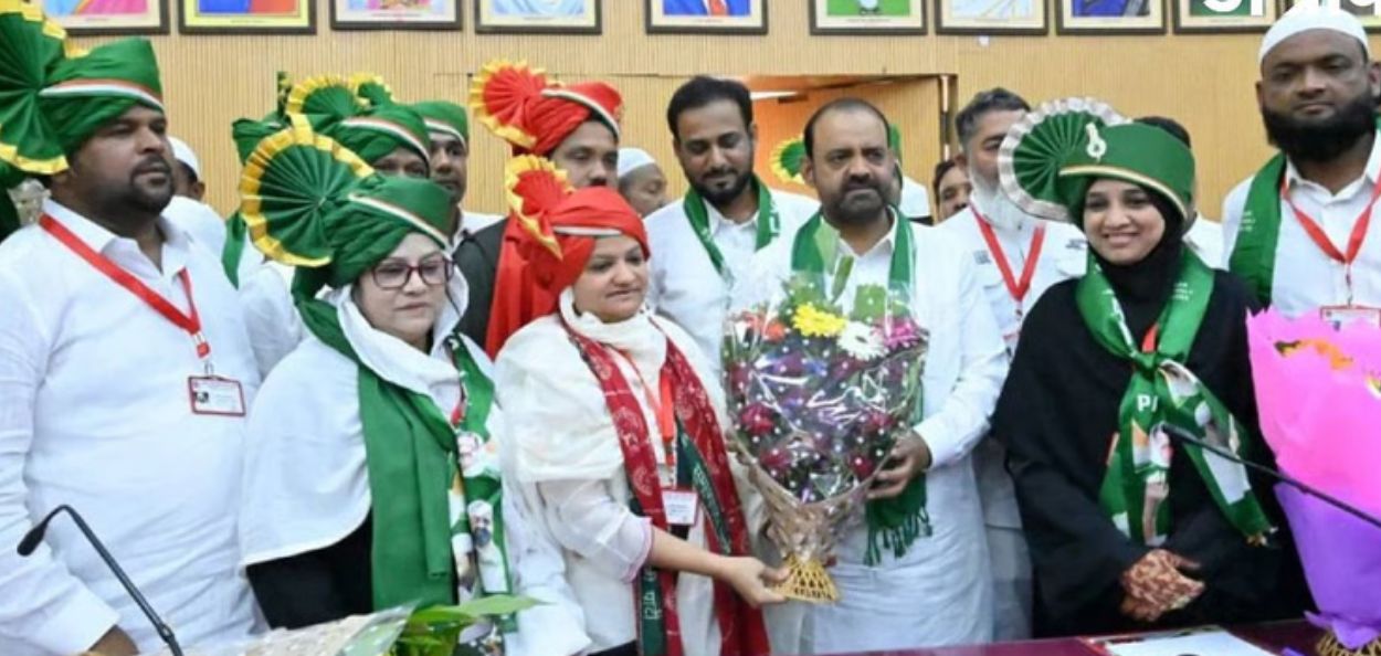 मालेगावाच्या महापौर शेख नसरीन आणि उपमहापौर शान-ए-हिंद यांचा सन्मान करताना इतर मान्यवर 