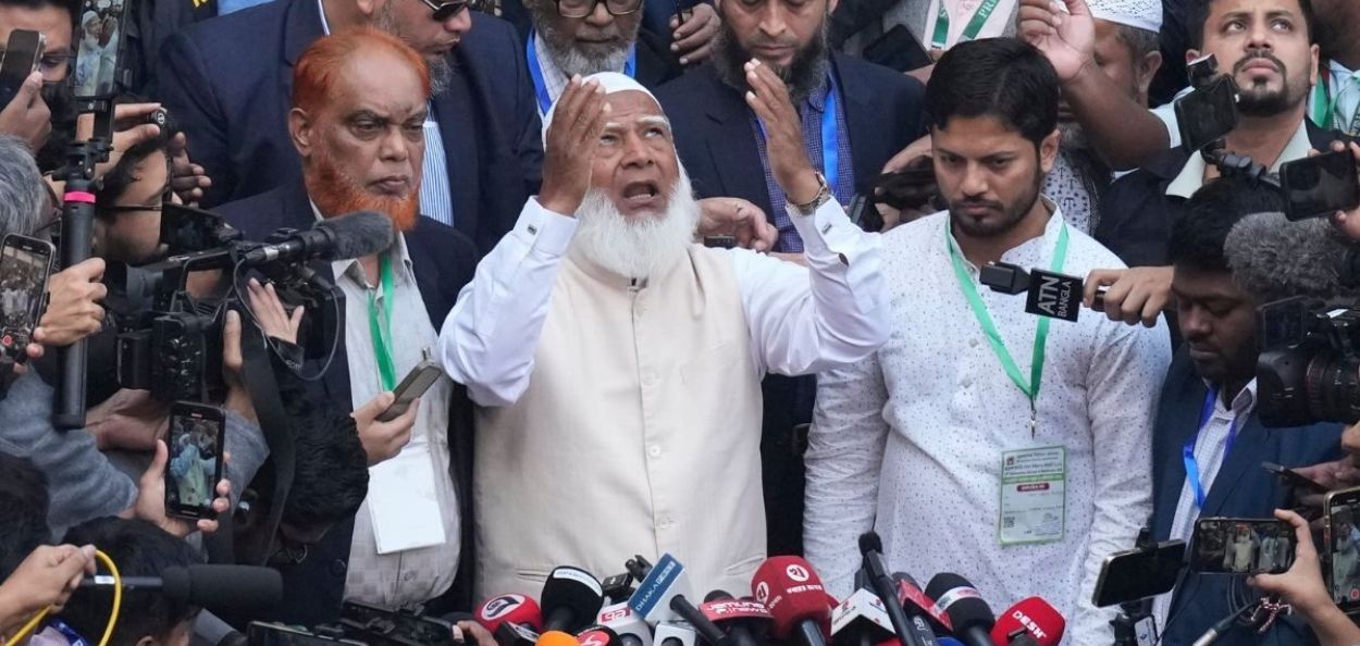 मतदान केल्यानंतर जमात-ए-इस्लामीचे नेते शफीकुर रहमान (मध्यभागी) माध्यमांना संबोधित करताना.