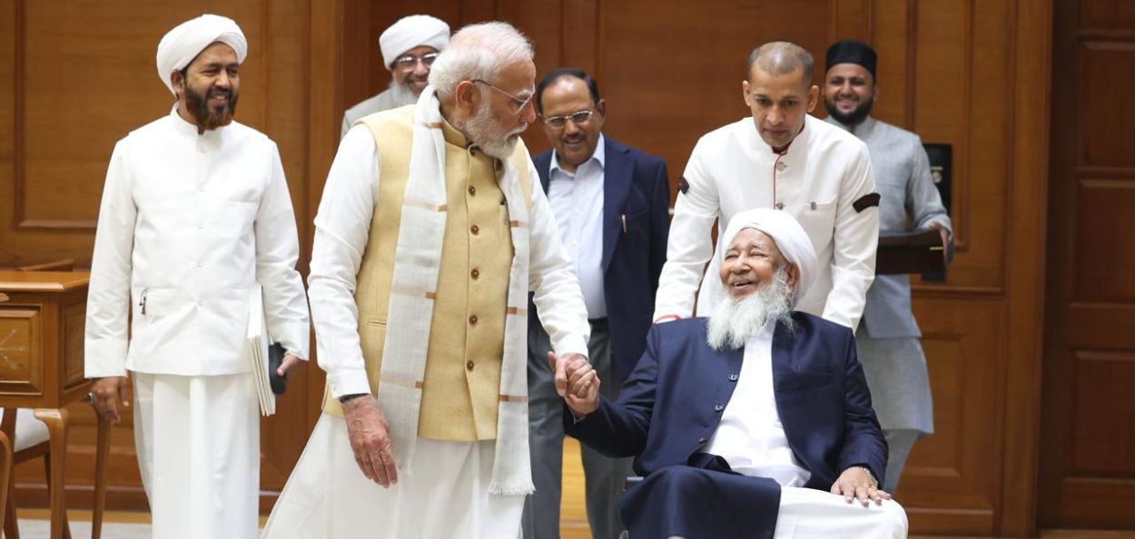 पंतप्रधान नरेंद्र मोदी यांच्या समवेत ग्रँड मुफ्ती शेख अबु बकर अहमद, सोबत राष्ट्रीय सुरक्षा सल्लागार अजित डोवाल आणि इतर