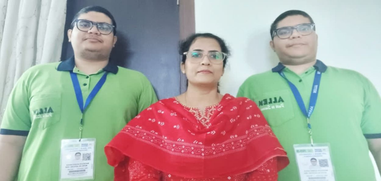 मारूफ अहमद खान आणि मसरूर अहमद खान यांच्यासमवेत त्यांची आई डॉ. झीनत बेगम