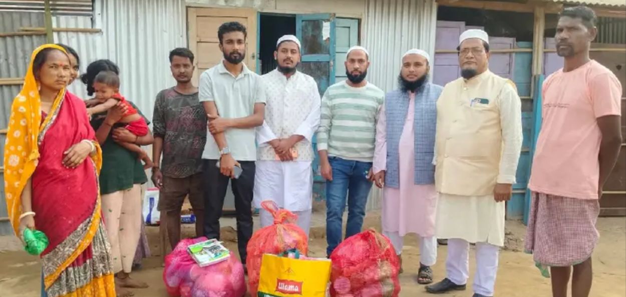 त्रिपुरातील पिडीत हिंदू कुटुंबांला मदत करताना अफताब अली आणि त्याचे सहकारी 