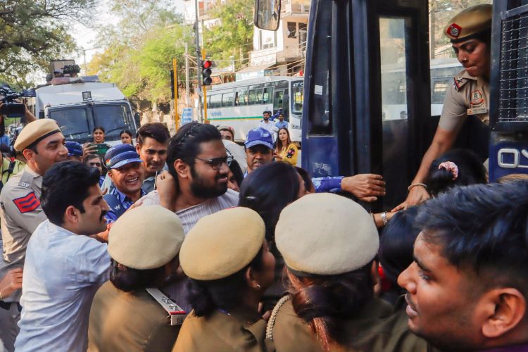 जेएनयूतील विद्यार्थी युनियनने काढलेल्या मोर्चामधील क्षण 