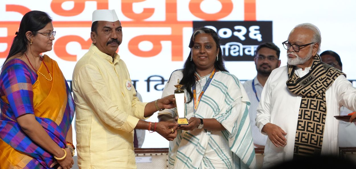 महाराष्ट्र शासनाचा सन्मान स्विकारताना लेखिका हिनाकौसर खान