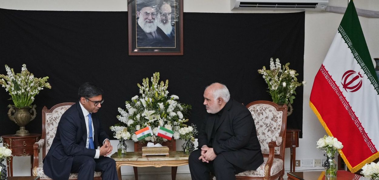 भारताचे परराष्ट्र सचिव विक्रम मिस्री यांनी दिल्लीतील इस्लामिक रिपब्लिक ऑफ इराणच्या दूतावासामध्ये भेट दिल्याचे क्षण 