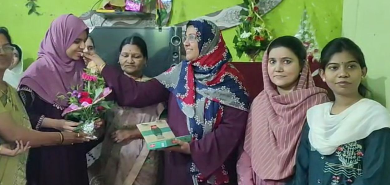 २०२४च्या निकालात १४२वी रँक मिळवणारी अदीबा अनमचा सत्कार करताना महिला मंडळी 