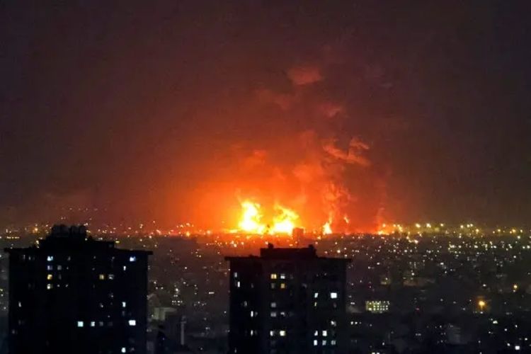 तेहरानच्या आकाशात अग्निज्वाळा 