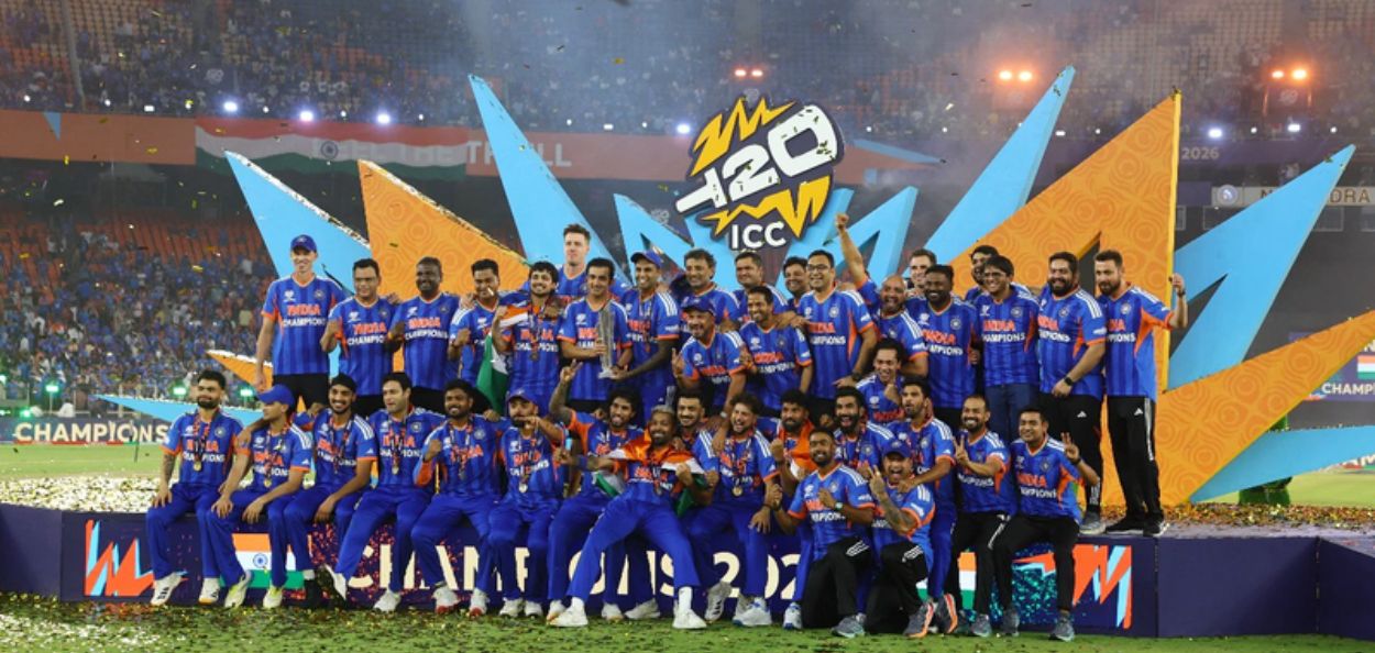 भारतीय क्रिकेट संघ विजयाचा जल्लोष करताना 