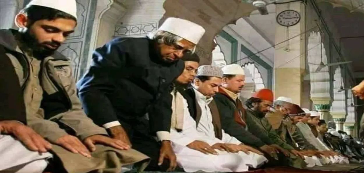  माजी राष्ट्रपती एपीजे अब्दुल कलाम नमाज पठण करताना