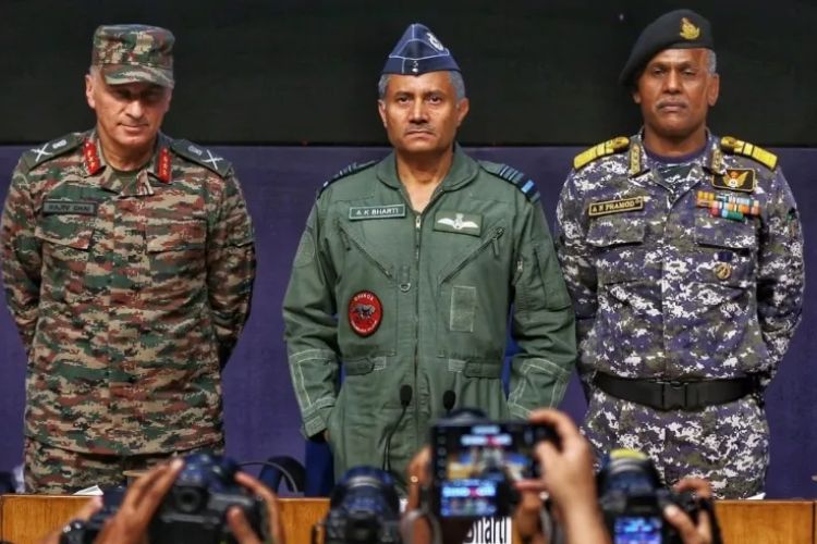 ऑपरेशन सिंदूर संदर्भातील पत्रकार परिषदेदरम्यान भारतीय लष्करी अधिकारी