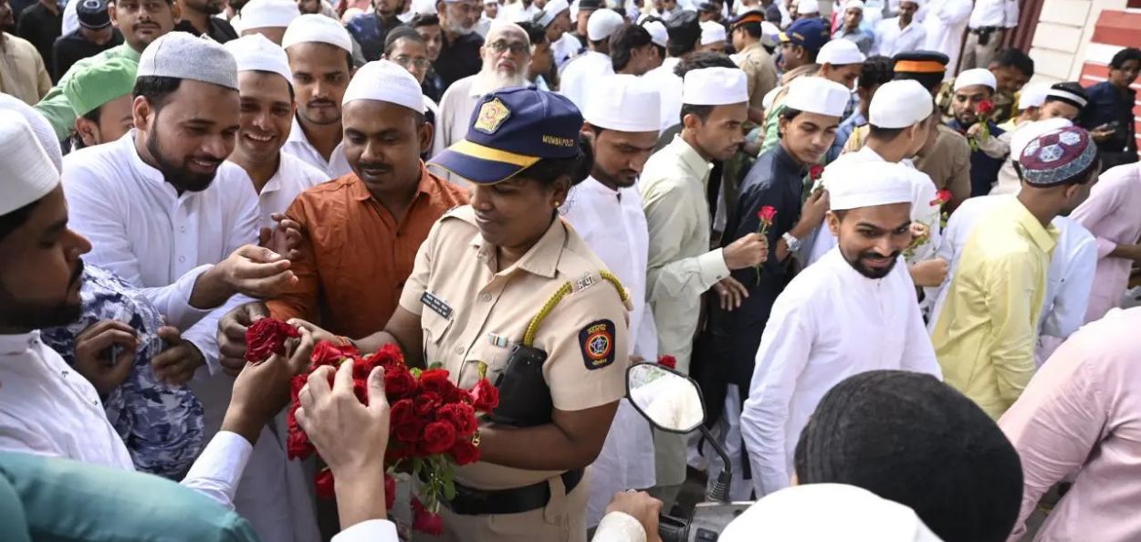 महाराष्ट्र पोलिसांसमवेत मुंबईतील नमाजी. फोटो सौजन्य - आशिष राजे, मिड डे 