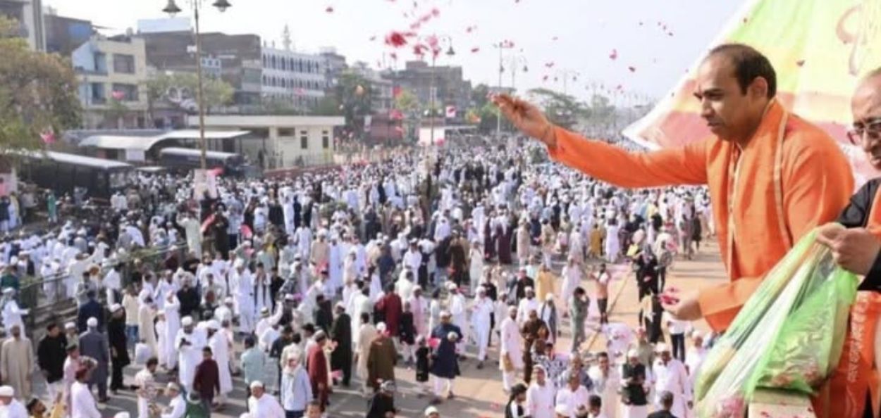 राजस्थानच्या हिन्दु-मुस्लीम एकता समितीचे सदस्य नमाजींवर पुष्पवृष्टी करताना 