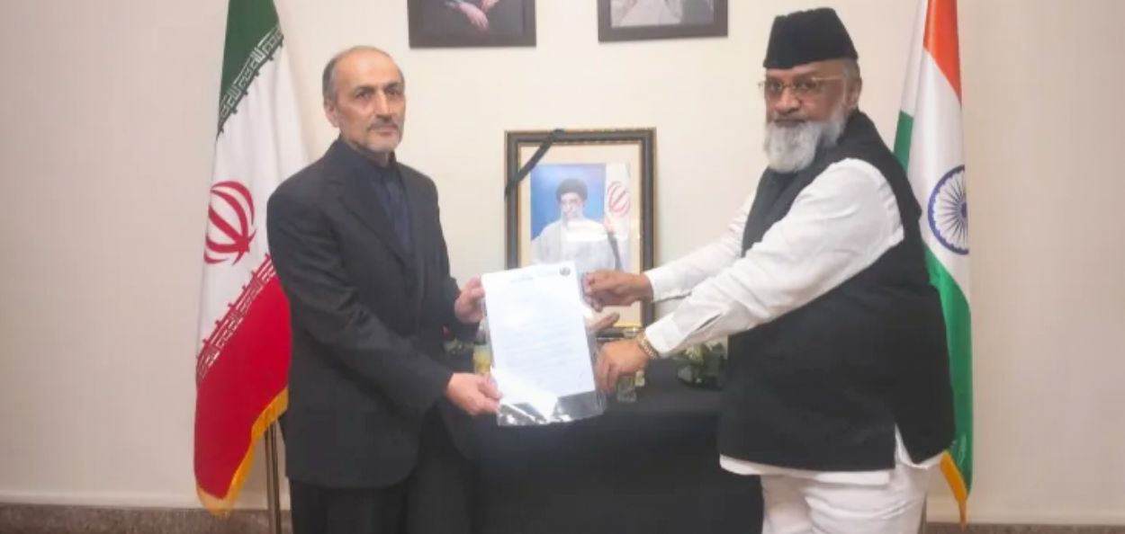 डावीकडून इराणचे महावाणिज्य दूत महामहीम मोतलाख आणि महाराष्ट्र राज्य हज समितीचे माजी अध्यक्ष हाजी इब्राहिम शेख 