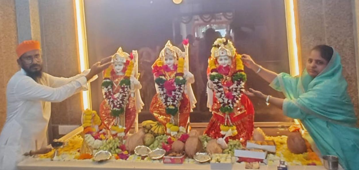 तौफीक सय्यद आणि त्यांच्या पत्नी श्रीरामाच्या मूर्तीवर मुकुट चढवताना 