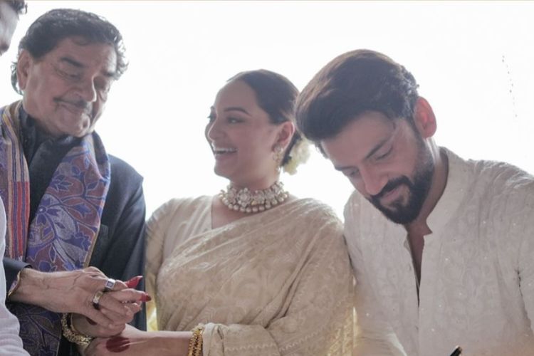 डावीकडून दिग्गज अभिनेते शत्रुघ्न सिन्हा, अभिनेत्री सोनाक्षी सिन्हा आणि जहीर इक्बाल