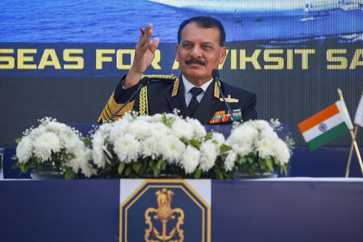 नौदल प्रमुख ॲडमिरल दिनेश के त्रिपाठी