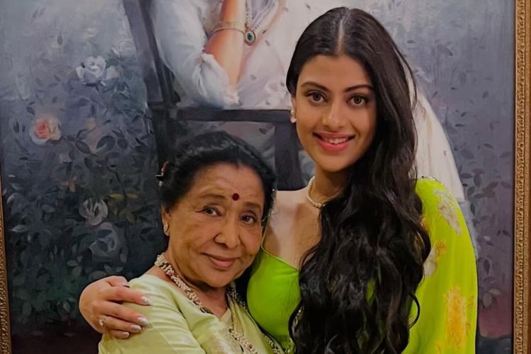 ज्येष्ठ गायिका आशा भोसले आणि त्यांची नात जनाई भोसले