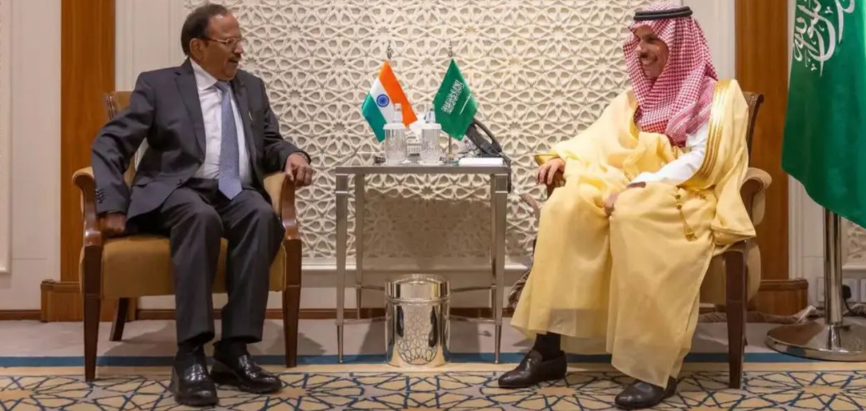 भारताचे राष्ट्रीय सुरक्षा सल्लागार अजित डोवाल यांच्यासमवेत सौदीचे परराष्ट्र मंत्री फैसल बिन फरहान 