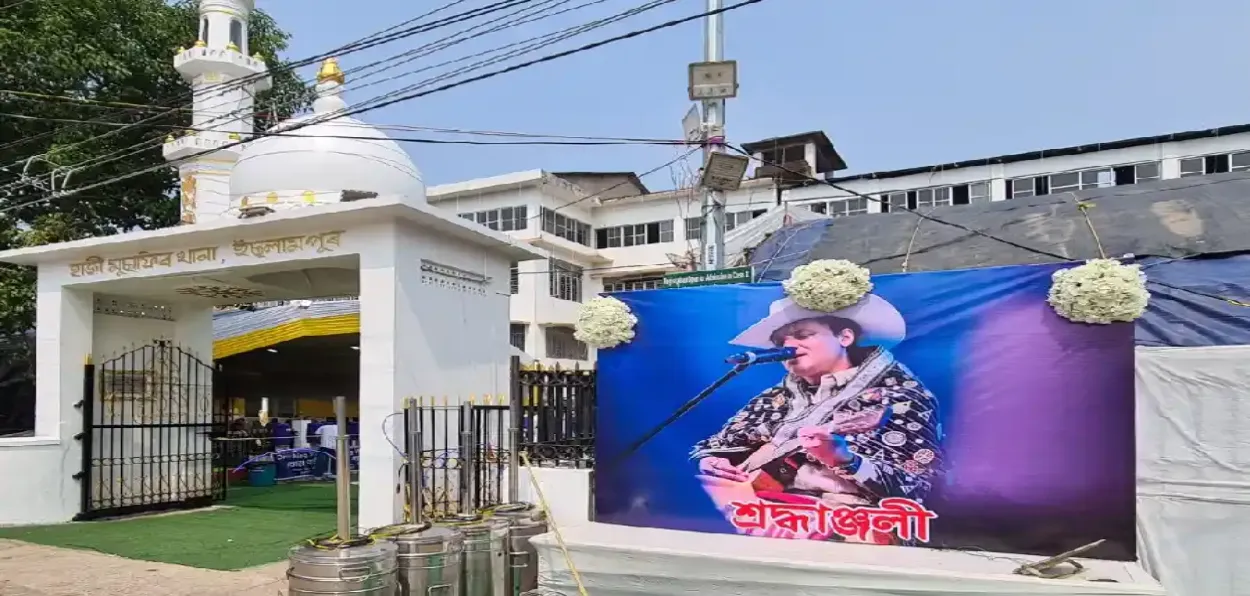 गुवाहाटी येथील मुसाफिर खान्याच्या प्रवेशद्वारावर जुबीन गर्ग यांचे लावलेले पोस्टर