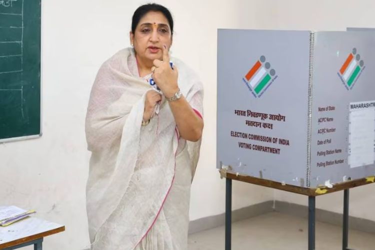 महाराष्ट्राच्या उपमुख्यमंत्री सुनेत्रा पवार