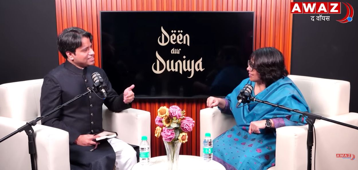 कार्यक्रमाचे सूत्रसंचालक साकिब सलीम यांच्यासमवेत जामिया मिलिया इस्लामियाच्या प्राध्यापिका फिरदौस अजमत 