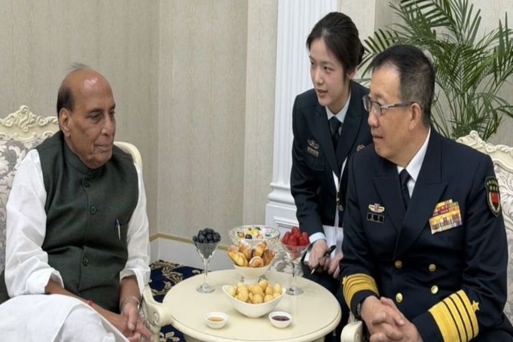 संरक्षण मंत्री राजनाथ सिंग यांनी बिश्केकमध्ये चीनचे संरक्षण मंत्री ॲडमिरल डोंग जुन यांची भेट घेतली.