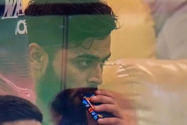 आयपीएल २०२६ च्या सामन्यादरम्यान ड्रेसिंग रूममध्ये ई-सिगारेट ओढताना राजस्थान रॉयल्सचा कर्णधार रियान पराग