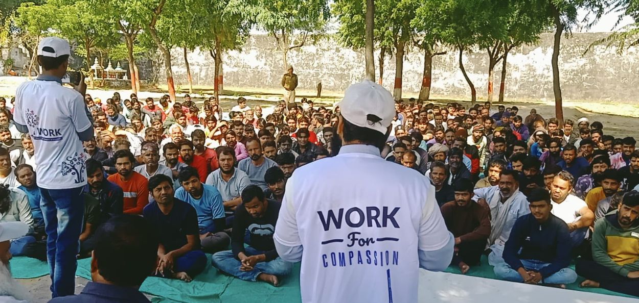लोकांशी संवाद साधताना WORKचे स्वयंसेवक