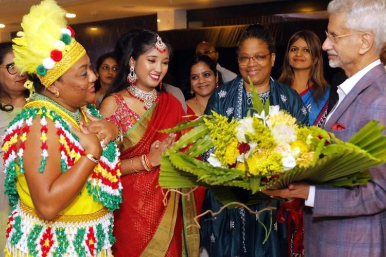सुरीनाममध्ये भारतीय मदतीने उभारलेल्या फळ प्रक्रिया केंद्राचे उद्घाटन करताना परराष्ट्र मंत्री एस. जयशंकर 