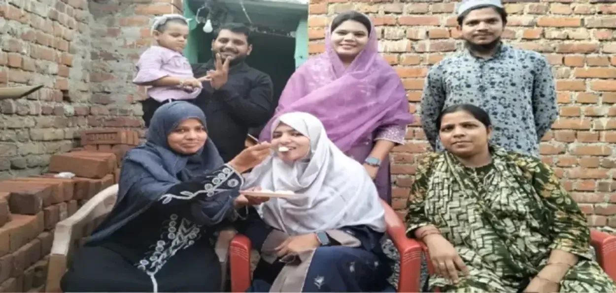 रशीदा नाज तिच्या कुटुंबासोबत आनंद व्यक्त करताना 